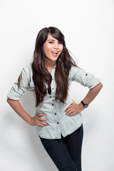 Mujer joven feliz posando — Foto de Stock