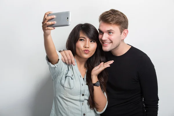 Feliz joven multicultura pareja tomando uno mismo cámara juntos —  Fotos de Stock
