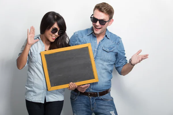 Glückliches junges Multikulti-Paar posiert mit Kreidetafel — Stockfoto