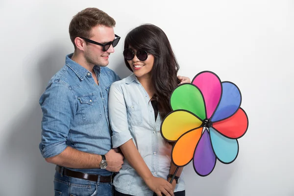 Gelukkige jonge multiculturele paar poseren met molen — Stockfoto