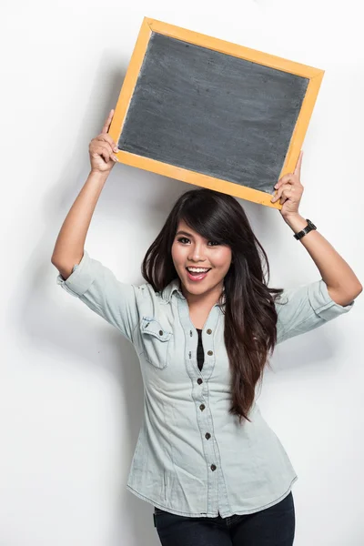 Joven asiático mujer holding en blanco negro tablero —  Fotos de Stock