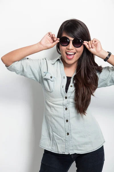 Mujer joven feliz posando —  Fotos de Stock