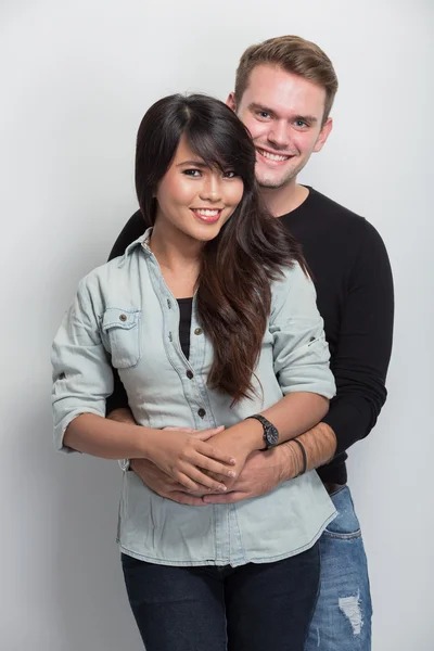 Jovem casal multicultural feliz — Fotografia de Stock