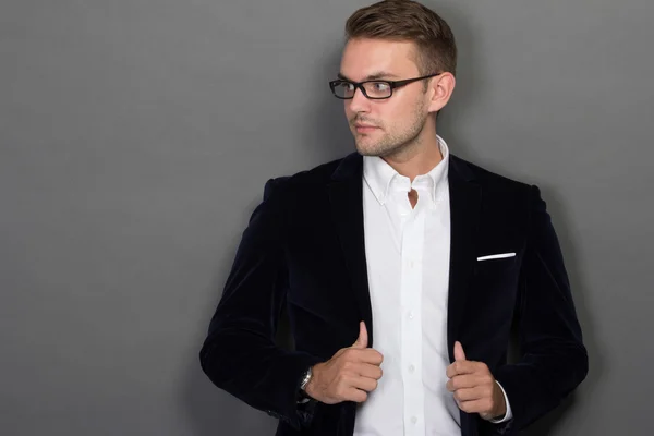 Joven hombre de negocios posando elegante en traje de trabajo y gafas —  Fotos de Stock