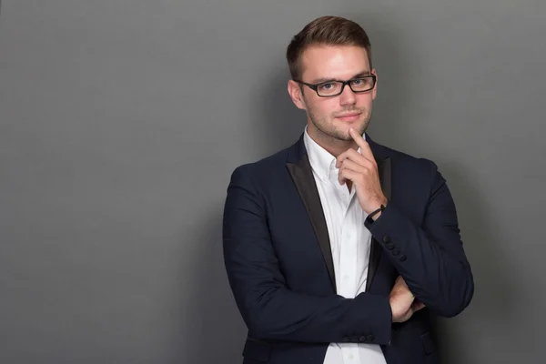 Joven hombre de negocios en traje pensando — Foto de Stock