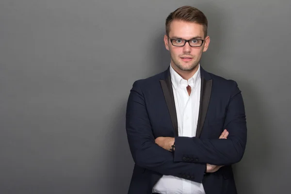 Jovem empresário posando chique com óculos em — Fotografia de Stock