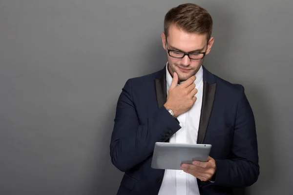 Jeune homme d'affaires avec une tablette sur la main — Photo