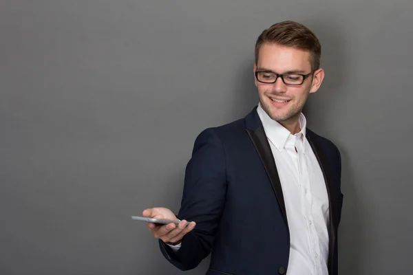 Mladý podnikatel se mobil na ruce — Stock fotografie