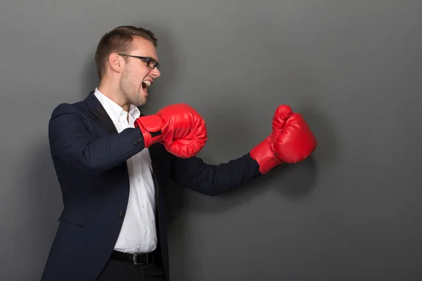 Mladý podnikatel s boxerskými rukavicemi — Stock fotografie