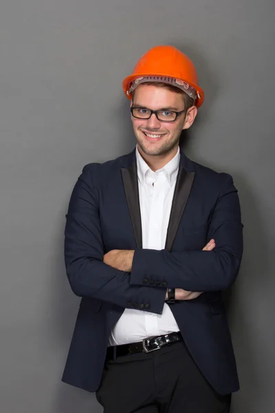 Mladý podnikatel nosit ochrannou přilbu — Stock fotografie