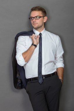 Gözlük takan ve gülümseyen bir yakışıklı genç iş adamı. Vertic