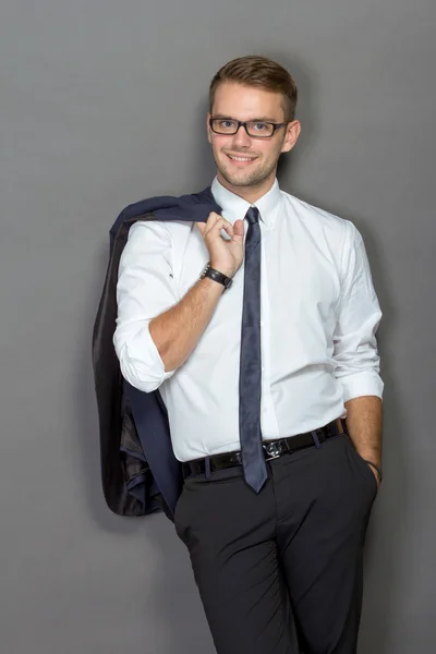 Un joven hombre de negocios guapo con gafas y sonriendo. Verticales — Foto de Stock