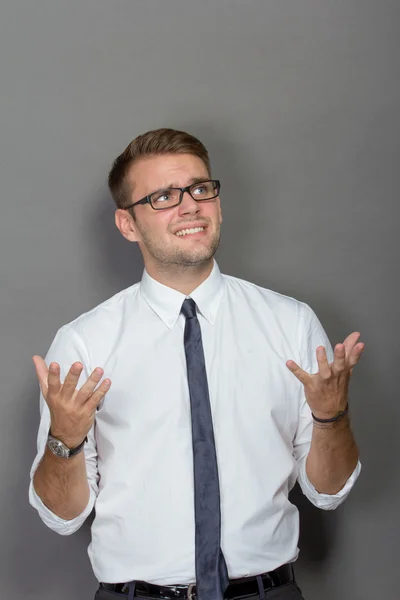 Jovem frustrado em camisa branca — Fotografia de Stock