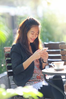 Bir kafede genç iş kadını iş oudoor