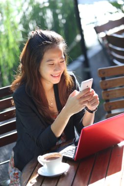 Bir kafede genç iş kadını iş oudoor