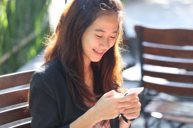 Bir kafede genç iş kadını iş oudoor