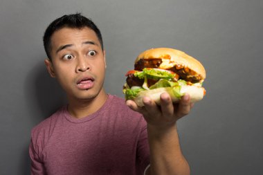 Genç adam onun burger boyutu ile sürpriz