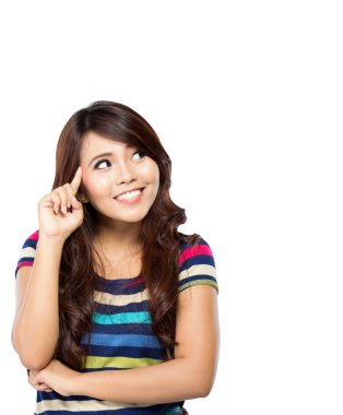 Genç Asyalı kadın düşünüyor.