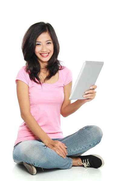 Mulher asiática com tablet pc — Fotografia de Stock