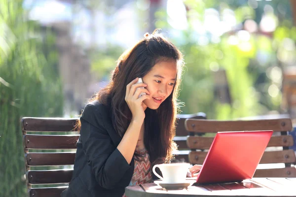 Junge Geschäftsfrau arbeitet im Freien, in einem Café — Stockfoto