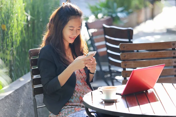 Молодая предпринимательница работает на открытом воздухе, в кафе — стоковое фото
