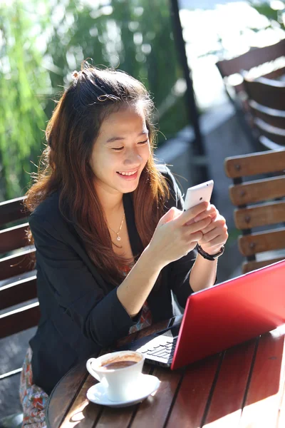 Bir kafede genç iş kadını iş oudoor