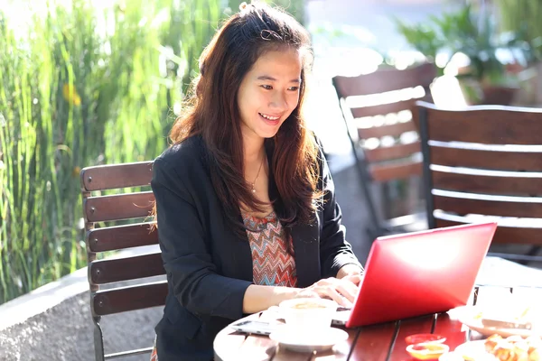 Bir kafede genç iş kadını iş oudoor