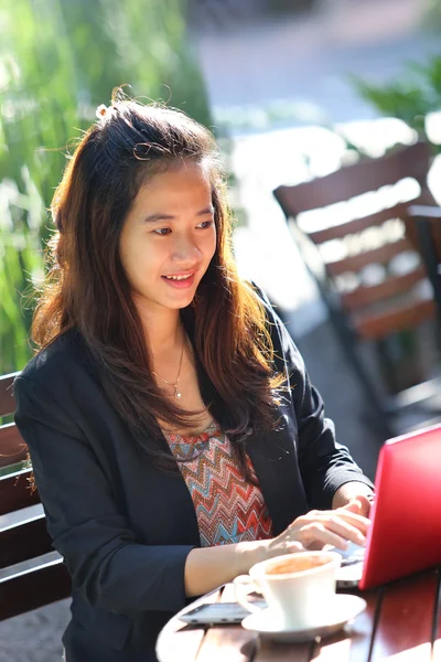 Bir kafede genç iş kadını iş oudoor