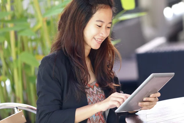 Young businesswoman work oudoor, in a cafe — Stock Photo, Image