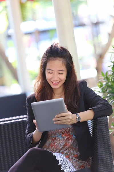 Joven empresaria trabajando al aire libre, en un café —  Fotos de Stock