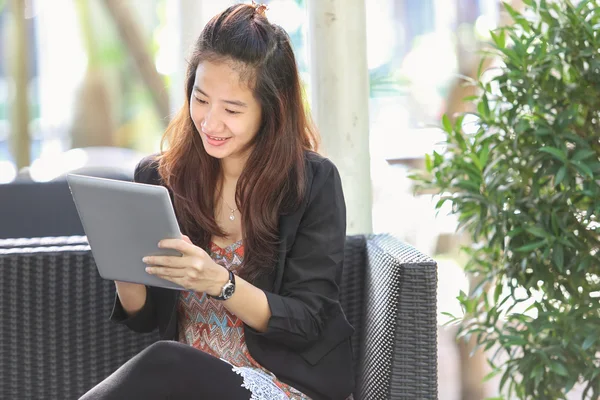 Joven empresaria trabajando al aire libre, en un café —  Fotos de Stock