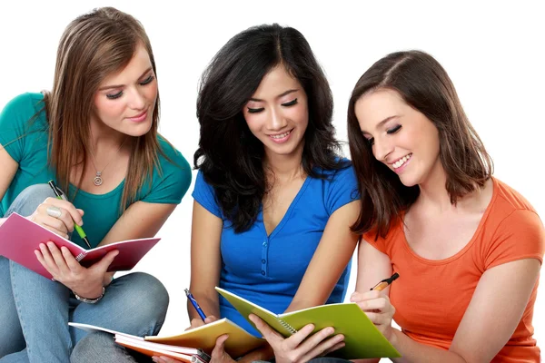 Grupo de meninas lendo o livro — Fotografia de Stock