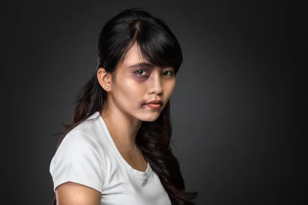Mujer asiática víctima de abuso doméstico —  Fotos de Stock