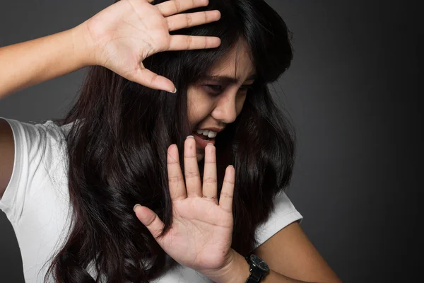 Medo da mulher vítima de violência doméstica e abuso — Fotografia de Stock