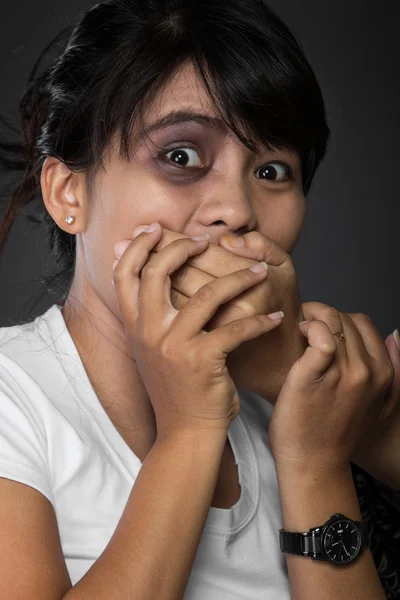 Miedo a la mujer víctima de violencia y abuso en el hogar —  Fotos de Stock