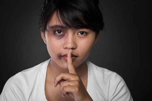 Primer plano de una chica asiática. Sosteniendo su dedo, mostrando para mantener s — Foto de Stock