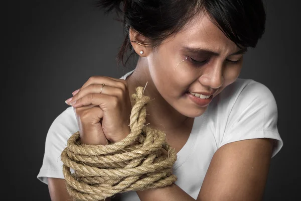 Связанные веревкой девушки. Связанная девочка. Быстро связал девочку. Быстро связал девочку. Быстро связал девочку.