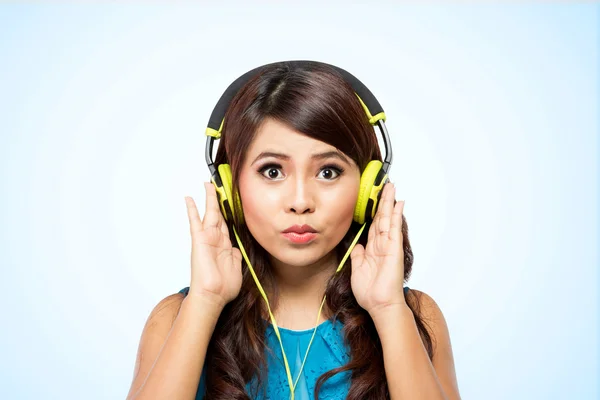 Wanita muda dengan headphone kuning, terisolasi — Stok Foto