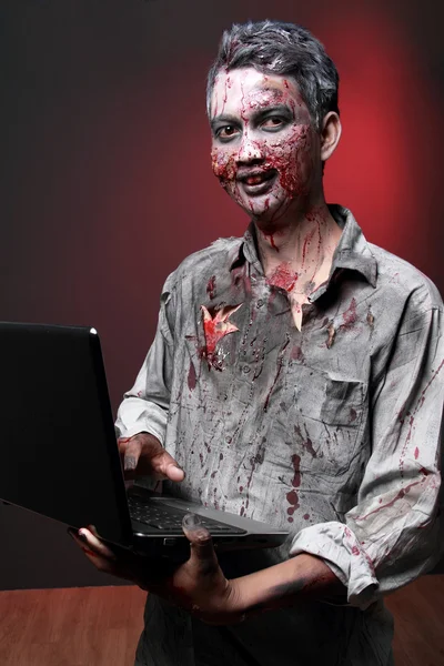 Zombie med laptop — Stockfoto