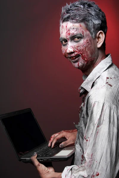 Zombie met laptop — Stockfoto