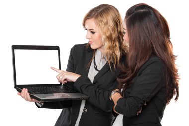 İki işkadını üstünde laptop, bir şeyden söz izole