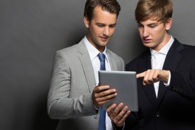 İki iş adamı tablet ile