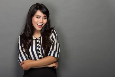 Mutlu genç kadın iş takım elbiseli, gülümse.