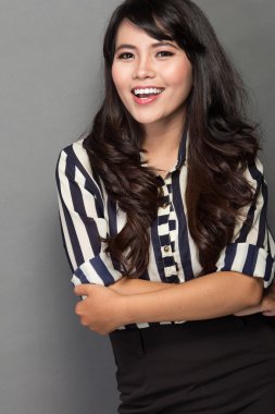 Mutlu genç kadın iş takım elbiseli, gülümse.