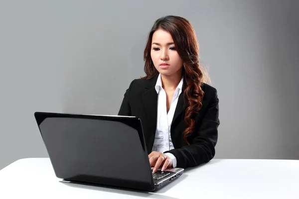 Dizüstü bilgisayarla çalışan iş kadını — Stok fotoğraf