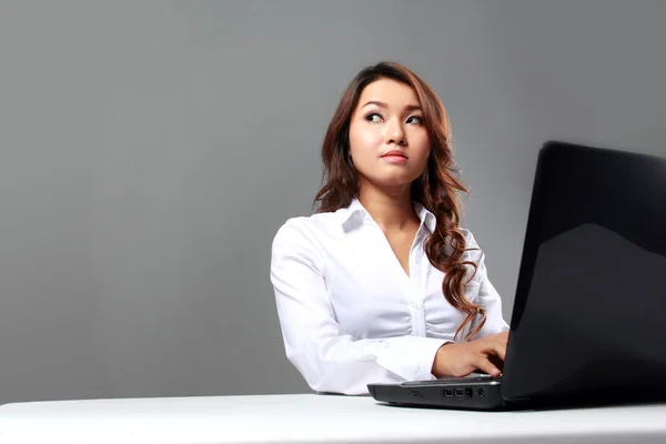 Dizüstü bilgisayarla çalışan iş kadını — Stok fotoğraf