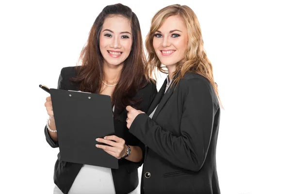 Дві молода бізнес-леді роблять буфер обміну, ізольовані — стокове фото
