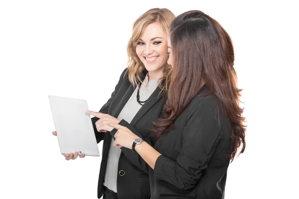 Twee jonge zakenvrouw met een klembord, geïsoleerd — Stockfoto