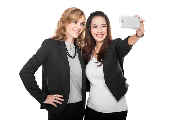 Två unga affärskvinna ta en egen bild tillsammans, isolerade — Stockfoto