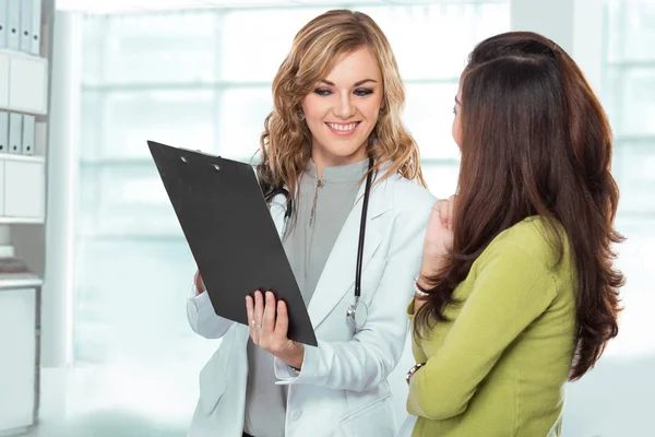 Médico con paciente femenino. Amistoso, Doctor feliz con Stethosc — Foto de Stock